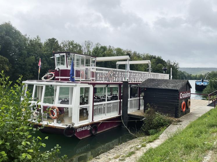 À Cumières, les anciens ont embarqué sur un bateau à aubes pour un déjeuner-croisière sur la Marne. Durant la navigation au pied des vignes, ils ont pu apprécier les paysages champenois. 