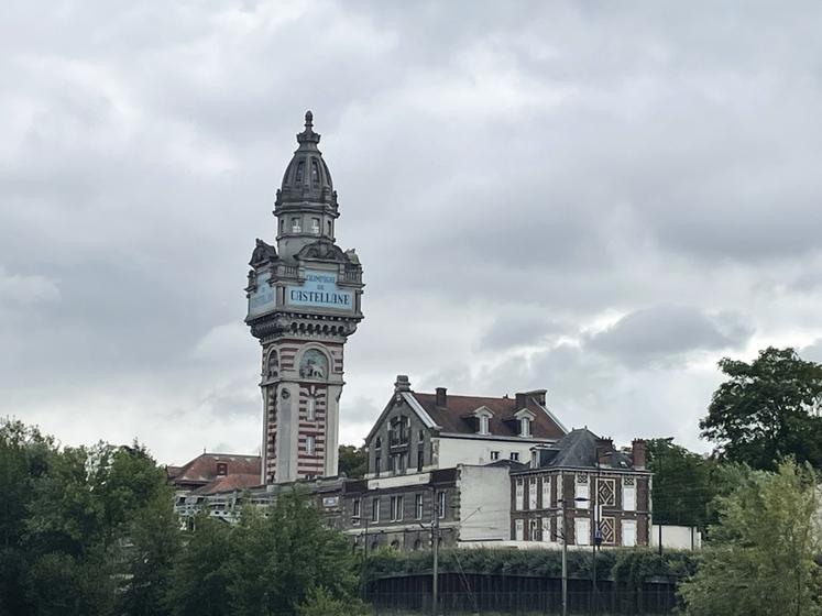 Haute de 66 mètres, la Tour de Castellane est le point culminant d'Épernay. Elle offre un panorama imprenable sur la ville et sur le vignoble. Elle est inscrite au titre des Monuments historiques. Véritable enseigne publicitaire, elle est ornée de chaque côté d’un lion portant le monogramme de l’Union champenoise.