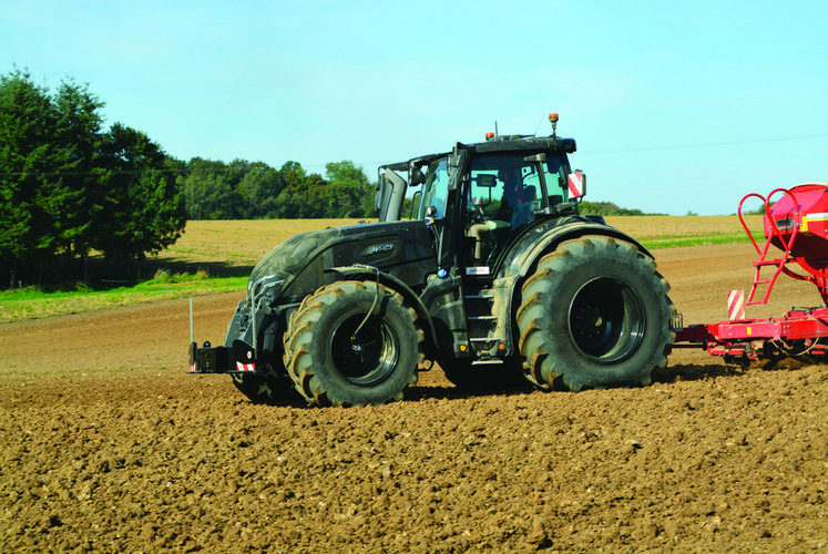 Après démonstration, la famille Chauvet a fait l’acquisition du Valtra Q5 de 305 ch. Victor Chauvet, salarié de l’entreprise, l’a utilisé il y a quelques jours pour semer de l’orge.