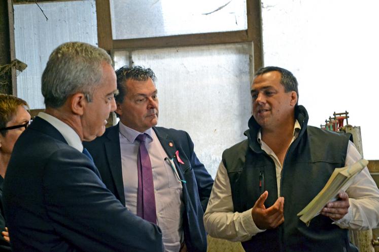 La visite de la nurserie des veaux est l'occasion de montrer au nouveau préfet (à g.) l'absurdité de réglementations sur le bien-être animal actuellement en discussion.