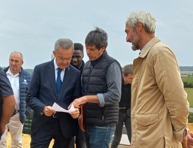 Stéphane Leveau, représentant FNSEA 28 pour le secteur de Nogent-le-Rotrou, et Christophe Drouin, membre de la commission dégâts de gibier de la FNSEA 28, exposent précisément les problèmes auxquels sont confrontés les agriculteurs vis-à-vis de la faune sauvage dans le Perche.