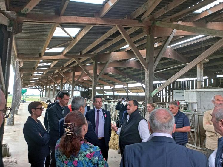 Lors de la visite de la stabulation, les représentants ont exprimé les inquiétudes des éleveurs concernant les négociations sur le prix du lait avec un coût de revient qui a augmenté, ainsi que les difficultés pour le Service de remplacement à trouver des personnes qualifiées et disponibles pour remplacer les éleveurs.