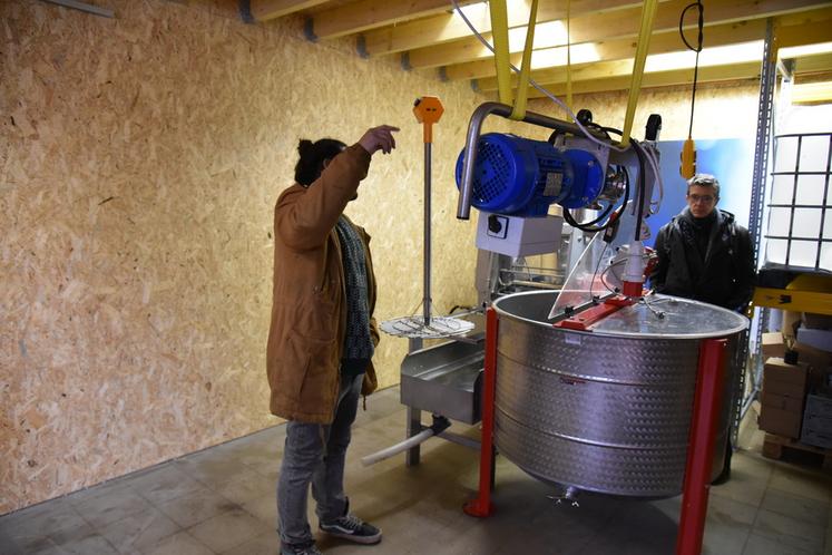 Jean-Noël Péché présente l'équipement de son atelier.