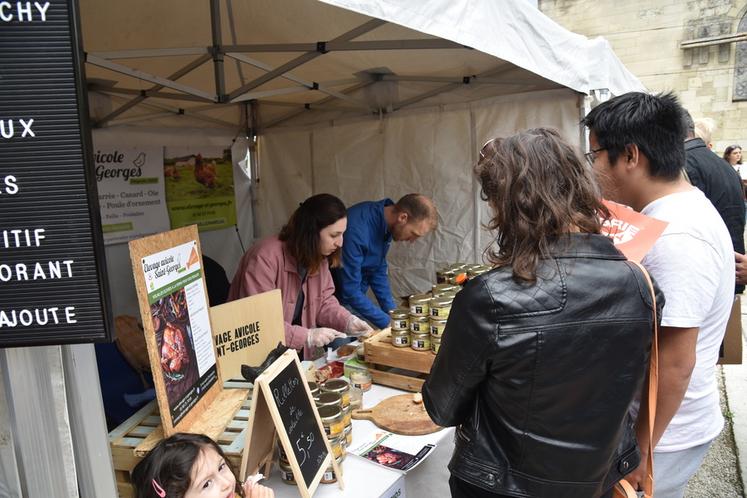 L'élevage avicole Saint-George de Villamareuil était présent sur le marché du terroir.