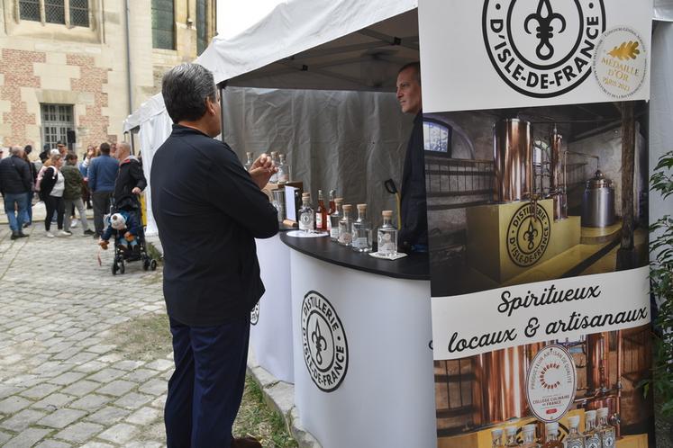 Le gin de la Distillerie d'Isle-de-France affichait sa médaille au concours général agricole. 