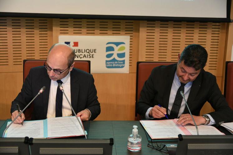 Mardi 17 octobre, à Orléans. Martin Gutton et Daniel Pierre signent une convention en faveur d'un réseau contre les micropolluants.