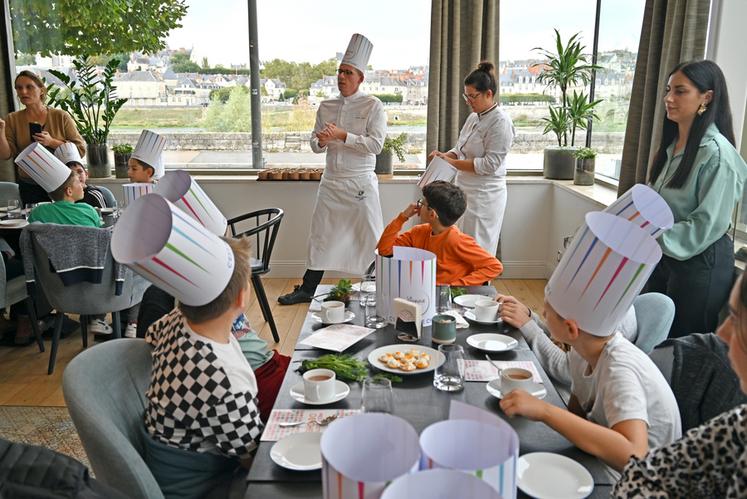 Dans le cadre de la semaine du goût, Christophe Hay ainsi que le chef exécutif, Baptiste Ingouf, ont fait déguster des mets aux enfants lors d'une leçon de goût. 