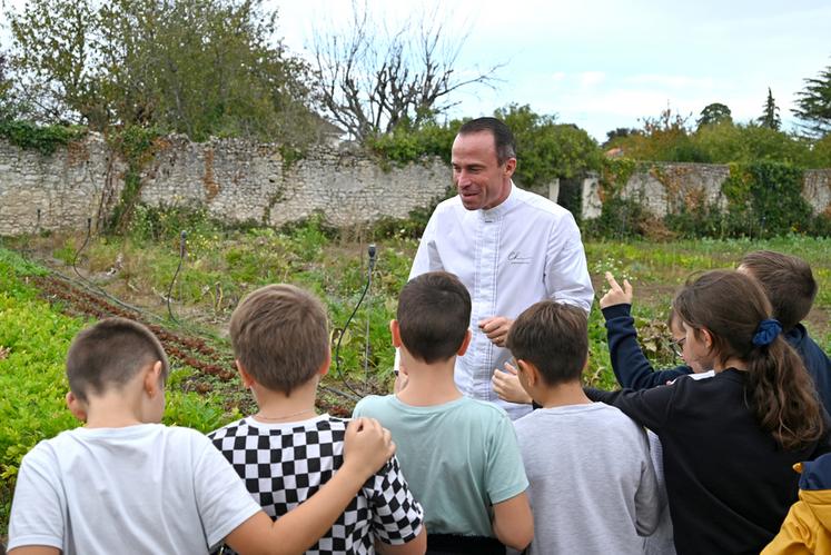 Christophe Hay, chef doublement étoilé a fait découvrir le jardin du restaurant Fleur de Loire à une classe de CM2 d'une école de Blois, jeudi 19 octobre. 