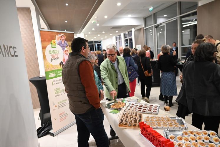 Les participants de la table ronde ont profité d'un moment de convivialité avec des amuse-bouche à base de produits locaux des producteurs du réseau Bienvenue à la ferme de Loir-et-Cher. 