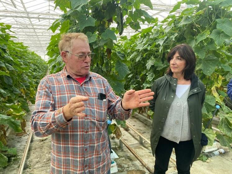 Samedi 21 octobre, à Saint-Denis-en-Val. Jacky Chéron a fait visiter son exploitation à la préfète, Sophie Brocas, en lui précisant ses inquiétudes.