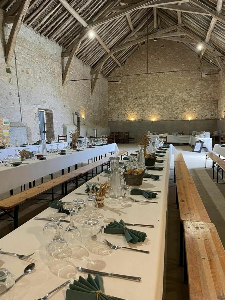 La table est dressée à Aufferville à la Ferme de Filbois pour un repas de fête proposé par la famille Morisseau le samedi et dimanche midi. 