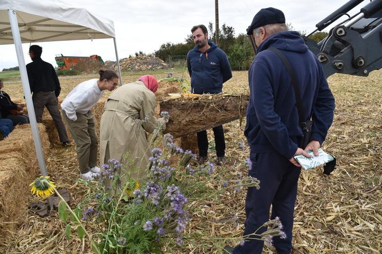 À Crécy-la-Chapelle, installé dans un décor champêtre au milieu d'une parcelle de maïs venant d'être récoltée, Jean-Philippe Huygue présentait l'histoire de la ferme de Férolles conduite en agriculture de conservation et les conséquences de certaines décisions comme l'interdiction du glyphosate. « L'agriculture est la première arme des pays car elle permet à la population d'avoir le ventre plein » soulignait l'agriculteur. 