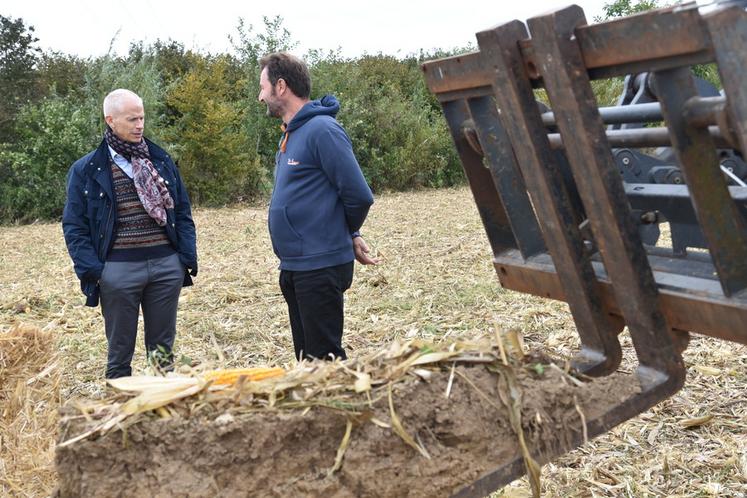 Visite surprise sur la ferme de Férolles du ministre en charge des relations avec le Parlement et élu local, Franck Riester. Productions de noisettes, d'huiles, de viande de mouton et de couettes et oreillers garnis de la laine de ceux-ci étaient mises en avant.