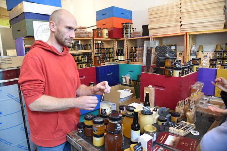 Le monde des abeilles attire, pour preuve le nombre de visiteurs chez Abeilles et miels à Lagny-sur-Marne.