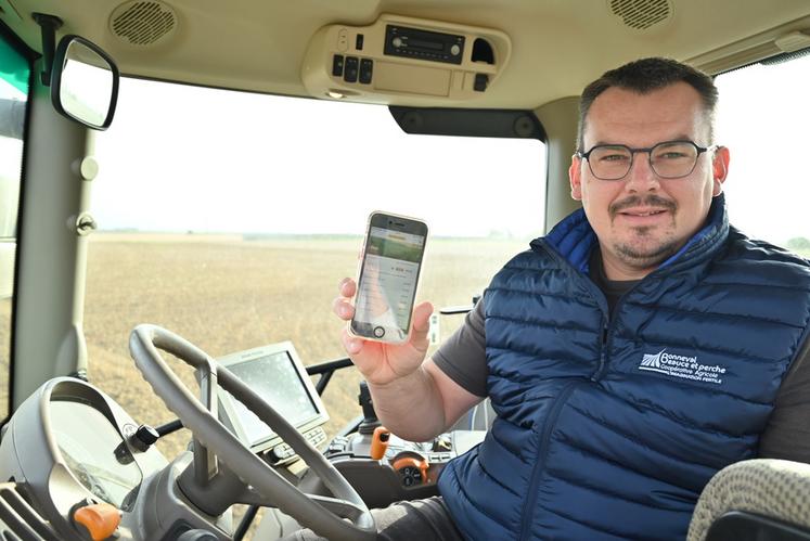 Loïc Menon, céréalier à Beauce-la-Romaine, utilise l'application Perfarmer depuis juin dernier. Cet outil lui permet de commercialiser ses récoltes. 