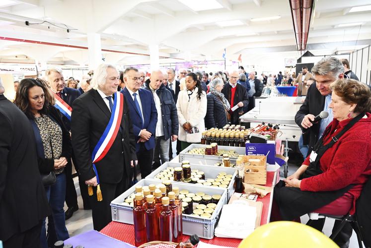 Samedi 28 octobre, à Romorantin. Les élus locaux ainsi que les représentants de l'État ont arpenté les allées des Journées gastronomiques de Sologne, allant à la rencontre des producteurs.