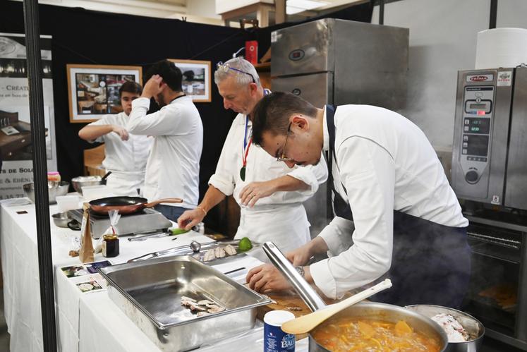 Sur le stand de l'Académie nationale de cuisine, chefs et étudiants composaient des recettes à partir de produits locaux.