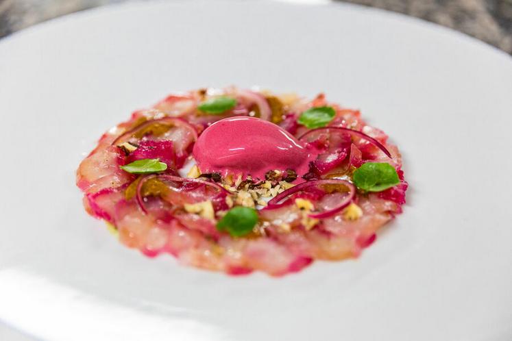 L'entrée Carpaccio de carpe de Loire, glace de betterave au safran, praliné noisette en lice.