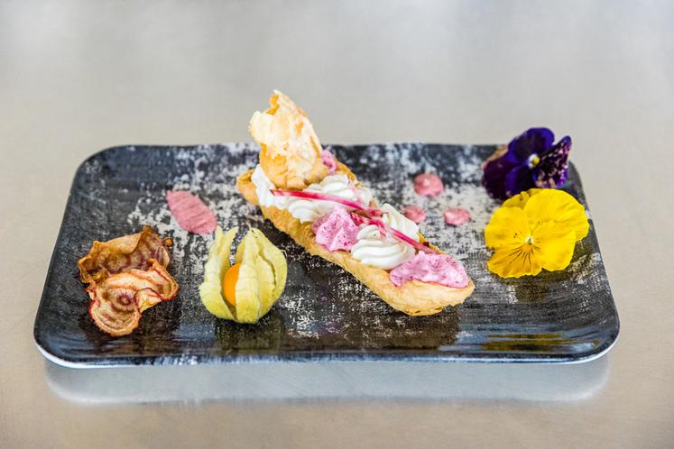 Entrée "Royale de betteraves, mousse chèvre et chips de betterave chioggea" en lice.