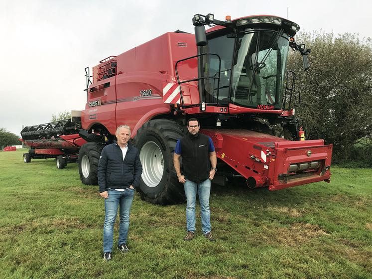 L'Axial-Flow 7250 de Case IH. Bruno Martin (à g.), responsable commercial de la marque chez Novagri 76, et Alexandre Quesnel, technico-commercial.