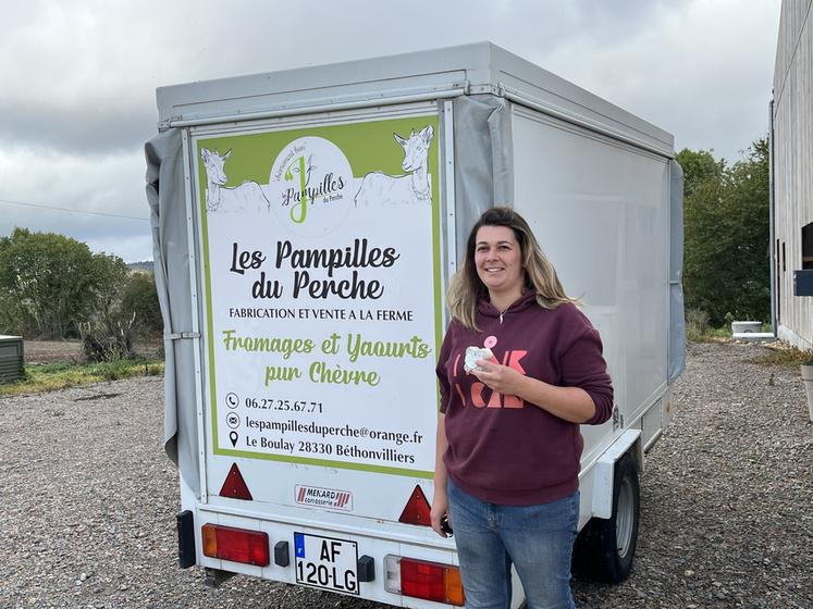 L'exploitante vend ses fromages à la ferme, sur les marchés et souhaite développer la vente en restauration collective.