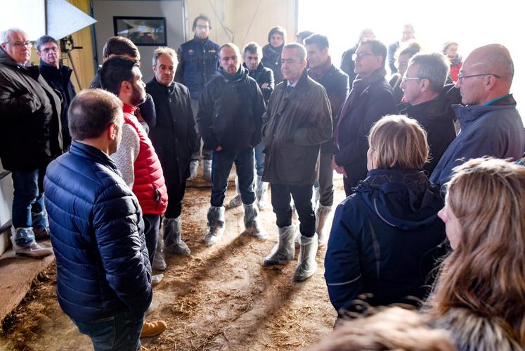 Vendredi 10 novembre, à Guillonville. Lors de sa visite, le préfet Hervé Jonathan (au c.) a été à l'écoute des problématiques du monde agricole.