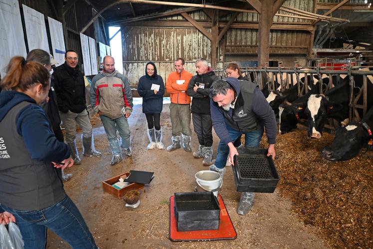 Dany Buron, conseiller spécialisé traite à la Chambre, a expliqué l'importance d'une alimentation de qualité pour les vaches.