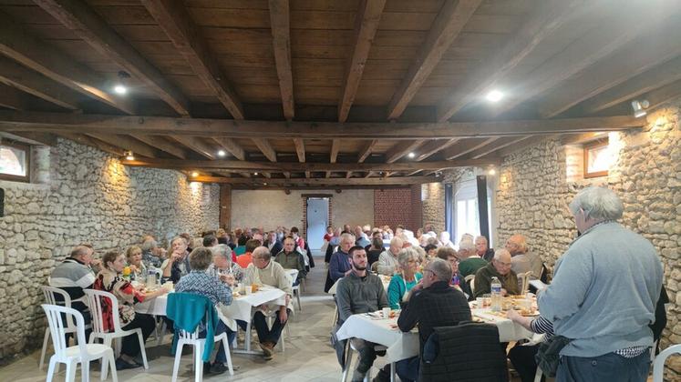 Mardi 7 novembre, à Avaray. Après une visite de Biogaz Mer, les anciens ont partagé un bon repas à la Ferme de l'Isle.
