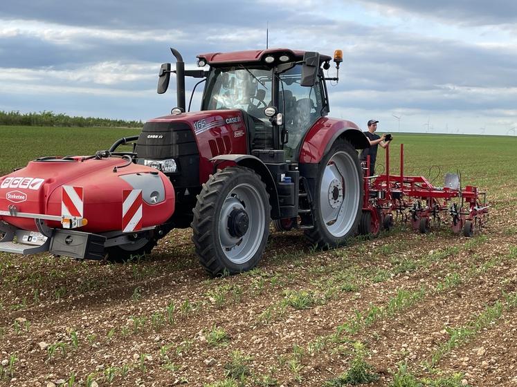 Une bineuse Steketee (Lemken) à l'arrière et une cuve frontale de 1 100 litres avec interface de guidage pour assurer une pulvérisation ciblée, c'est la combinaison choisie par l'exploitation.