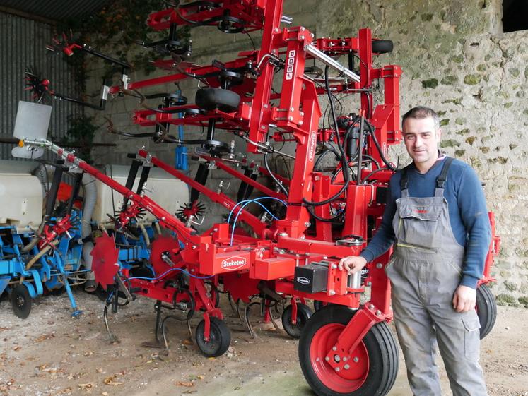 À Péronville (Eure-et-Loir), Sébastien Hallouin, salarié de la SCEA Pousse, teste le binage associé à la fertilisation localisée sur maïs.