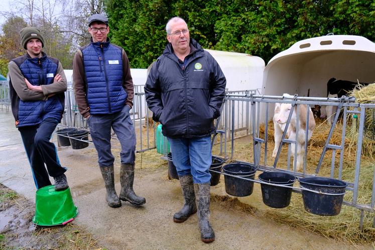 Le Gaec des Jonquilles comptera bientôt trois associés : Laurent Cousin et ses deux fils Baptiste et Simon. 