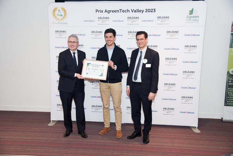Nadir Ghrous (au c.) a décroché le Prix AgreenTech Valley 2023 pour le projet Hygo porté par son entreprise Alvie, qui se veut être un assistant automatisé de pulvérisation agricole.