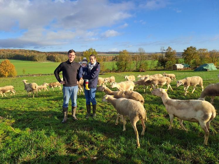 Charles Gransar, son épouse Marie et leur fille Albane avec leurs brebis.