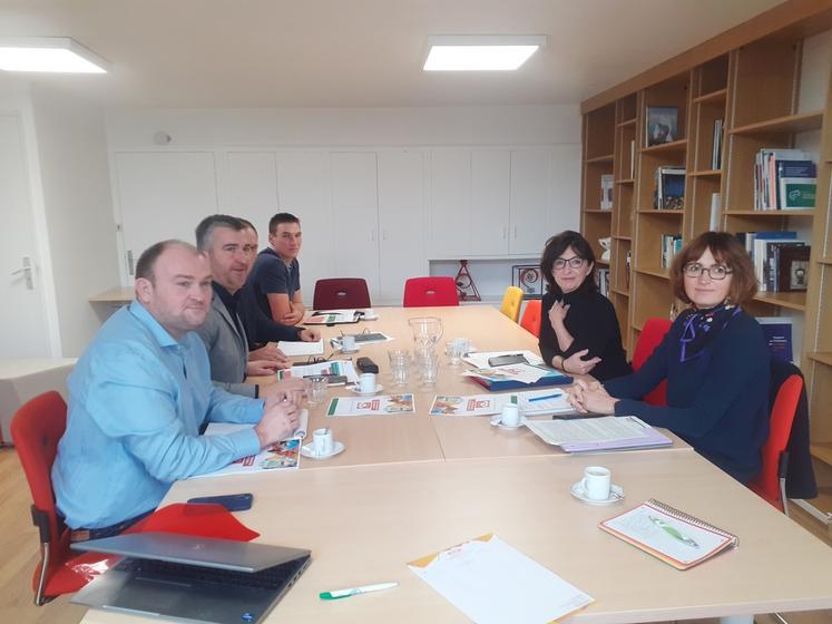 Vendredi 17 novembre, à Orléans. « La ferme loirétaine n’en peut plus des injonctions contradictoires. La réussite de l’agriculture passe par une vraie vision d’avenir ! » C'est le message transmis par la FNSEA 45 et JA 45 à la préfète.