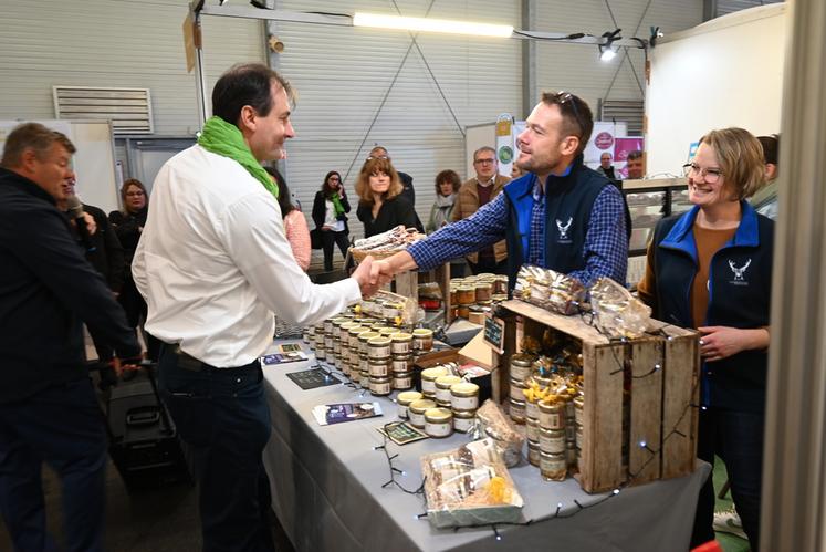 Une délégation officielle composée de représentants du monde agricole et élus de Loir-et-Cher ont visité les différents stands du salon et fait la rencontre des producteurs.