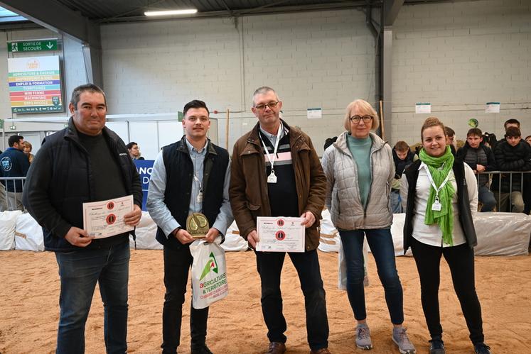 Vendredi 17 novembre a eu lieu la remise des Sabots d'argent. L'EARL Jaffré a été récompensé d'un Sabot d'argent catégorie rouge des prés.