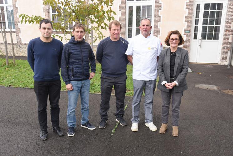 Mardi 14 novembre, à Dreux. Le chef de cuisine du collège Albert-Camus, Stéphane Petit (2e à d.), a proposé un repas avec les produits des producteurs Germain Baubion (2e à g.) et Fabrice Petit (au c.), dans le cadre de la semaine Au pré de l'assiette.