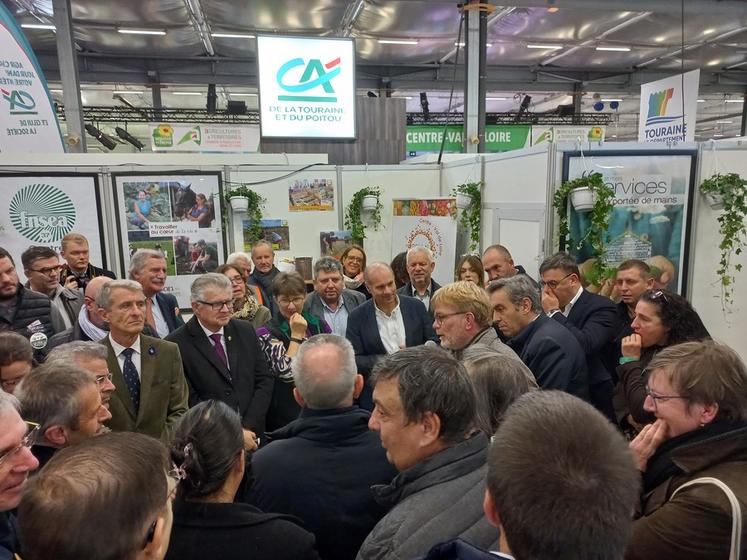 Marc Fesneau, ministre de l'Agriculture, s'est arrêté sur le stand de la FNSEA CVL et a échangé avec les agriculteurs, dont François-Xavier Rone, président de la FNSEA 41, et François Germain, son secrétaire général.