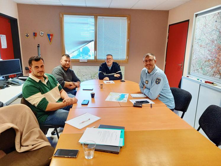 Mardi 14 novembre, à Pontoise (Val-d'Oise). Les agriculteurs de la FDSEA ont rencontré les gendarmes du département. 