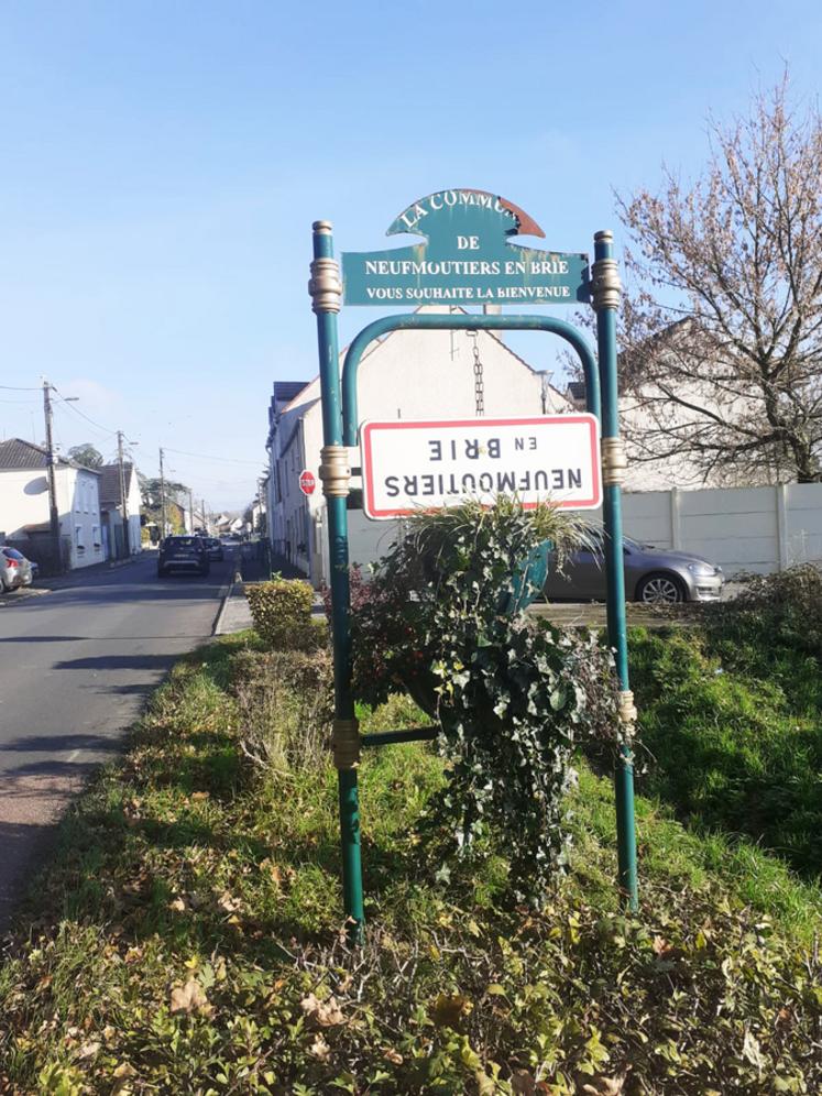 Déjà mercredi 22 novembre au matin, de nombreux panneaux d'entrée de village étaient retournés. En voici quelques exemples.