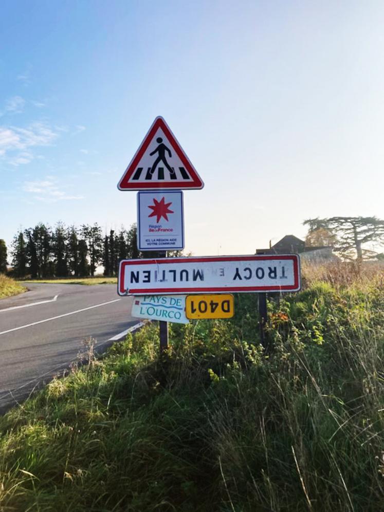 Déjà mercredi 22 novembre au matin, de nombreux panneaux d'entrée de village étaient retournés. En voici quelques exemples.