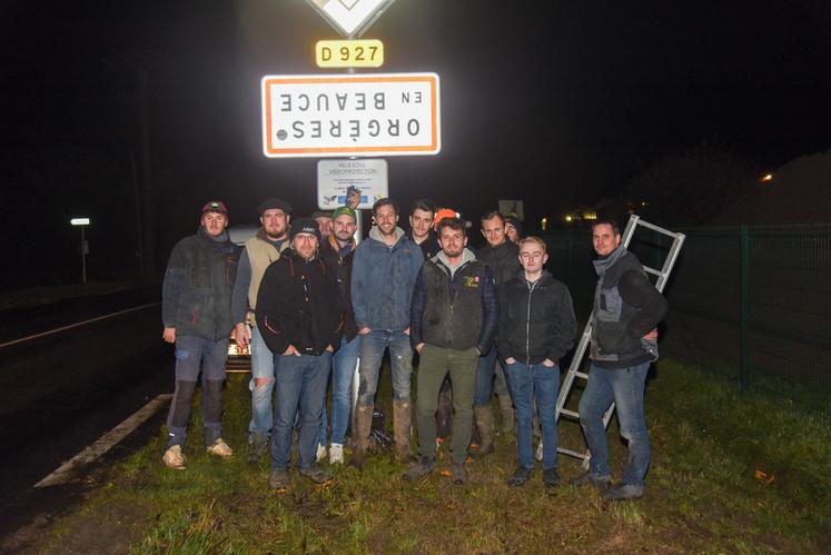 Mardi 21 novembre, à Orgères-en-Beauce. À l'image de celui d'Orgères, plusieurs centaines de panneaux ont été retournés par les adhérents FNSEA et JA en Eure-et-Loir durant la nuit.