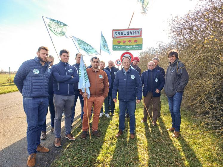 Mercredi 22 novembre, à Chartres. Les membres du conseil d'administration de la FNSEA d'Eure-et-Loir ont retourné symboliquement le panneau d'entrée de la capitale eurélienne.