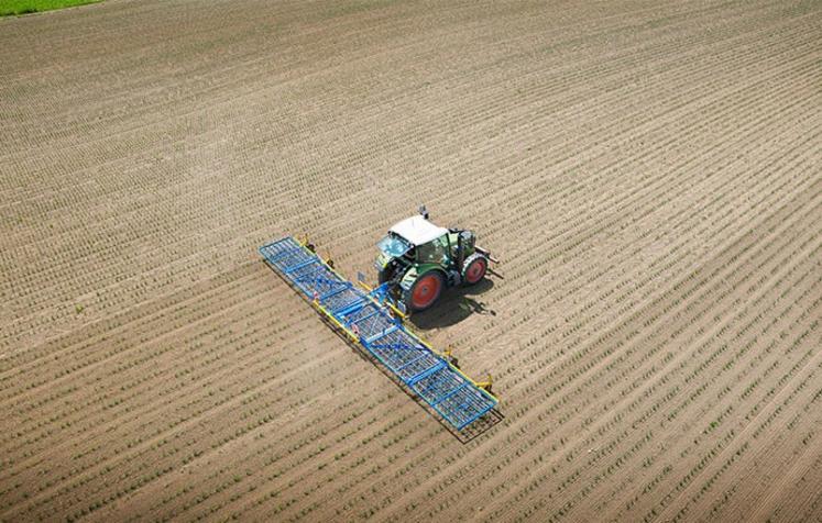 La herse-étrille Treffler se dote d'améliorations demandées par les agriculteurs pour une plus grande polyvalence. 