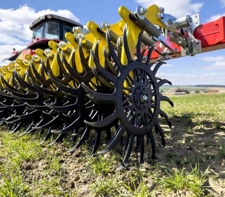 La houe rotative RC est particulièrement adaptée pour briser les incrustations du sol.