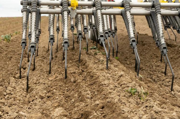 Le système breveté de pression indépendante des dents est commandé hydrauliquement. La pression peut varier entre 500 et 5 000 grammes.