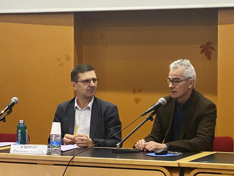 Le 24 novembre, à Orléans (Loiret). Philippe Gate, ancien directeur technique d'Arvalis (à d.), a tenu une conférence sur les solutions d'avenir pour l'agriculture de demain à l'occasion de la session de la chambre d'Agriculture régionale.