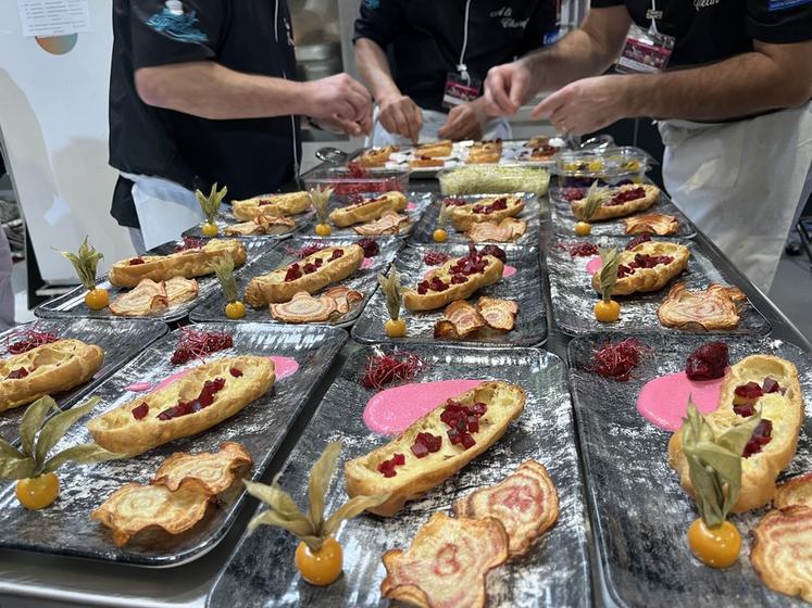 Présentation qui rappelle l’éclair servi traditionnellement en dessert, avec une diversité de textures.