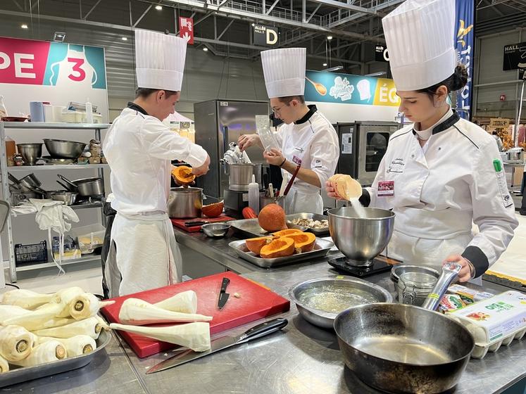 Bien qu'elle n'ait pas remporté les suffrages pour son plat et son dessert, la brigade de l'École Saint-Louis de Montargis a préparé d'excellents mets. Ici, en pleine préparation d'une balade automnale à base de mousse de potimarron, insert praliné, biscuit et tuile à la noisette.