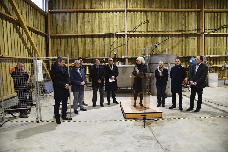 Milly-la-Forêt (Essonne), jeudi 23 novembre. Valérie Lacroute, vice-présidente de la Région, entourée de Charles Darbonne, directeur de Darégal, Guy Crosnier, conseiller départemental, Thomas Palfroy, Pascal Simonnot, président de la communauté de communes des 2 vallées, Jean-Jacques Boussaingault, président du PNR du Gâtinais français, Annie Pioffet, conseillère départementale du canton, Patrick Imbert, vice-président du département de l'Essonne, et Patrice Sainsard, maire.